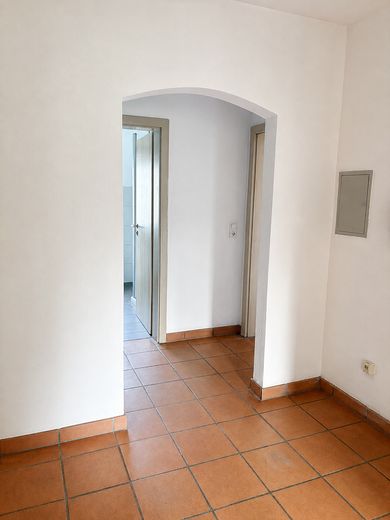 Bezugsfrei & provisionsfrei: Großzügige 2-Zimmer-Wohnung mit Südwest-Loggia und Stellplatz – Flur, Blick Richtung Bad