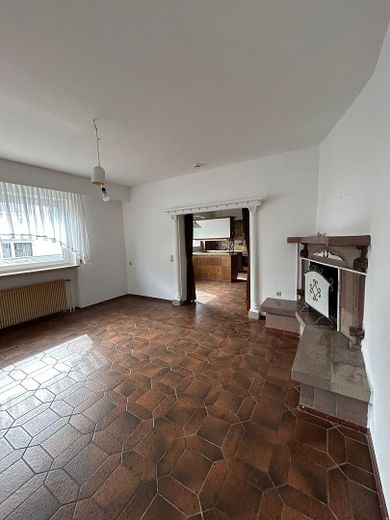 Wohnzimmer mit Kamin