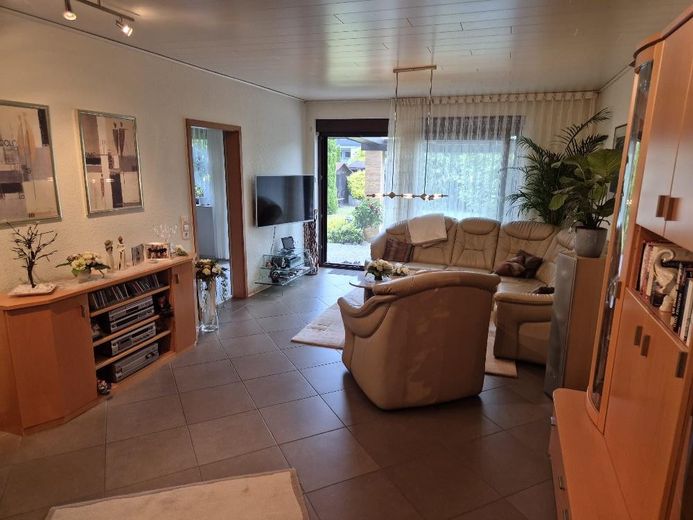 PROVISIONSFREIES gepflegtes freistehendes Einfamilienhaus mit Vollkeller und Kaminzimmer – Wohnzimmer zur Terrasse EG