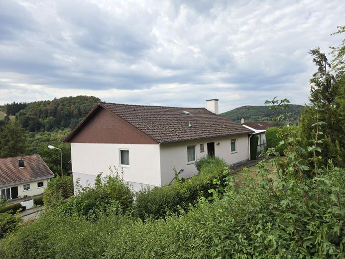 Provisionsfrei: Großzügiges Einfamilienhaus in ruhiger Aussichtslage mit teilbarem Großgrundstück – Ausblicklage