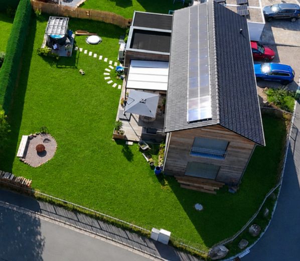 Neubau 2023 | KfW-40+ | PV + Speicher | 135 qm Wohnfläche | 635 qm Grundstück mit Südgarten – Luftaufnahme