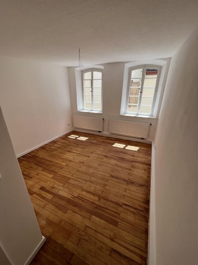 Traumhaftes Wohnen am Marktplatz: kernsanierte 4-Zimmer-Wohnung mit Kaminofen & Gartennutzung – Raum 3
