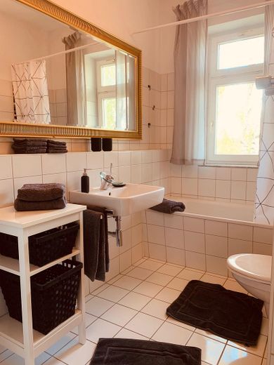 Lutherstraße: 2-Zimmer-Wohnung mit toller Küche, Parkett und Balkon – Badezimmer I