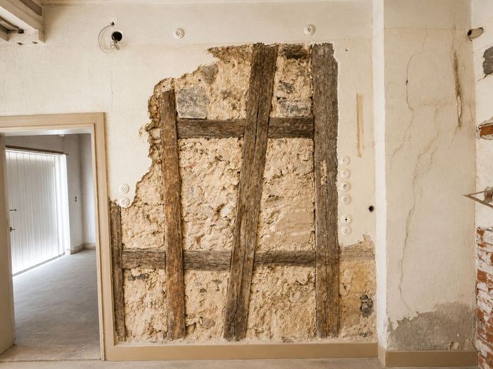 Historisches Wohn- und Geschäftshaus (teilsaniert) - außergewöhnliches Potenzial im Herzen Eberns – EG freigelegtes Fachwerk