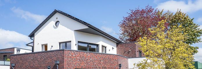 Von vorne mit PKW-Stellplatz