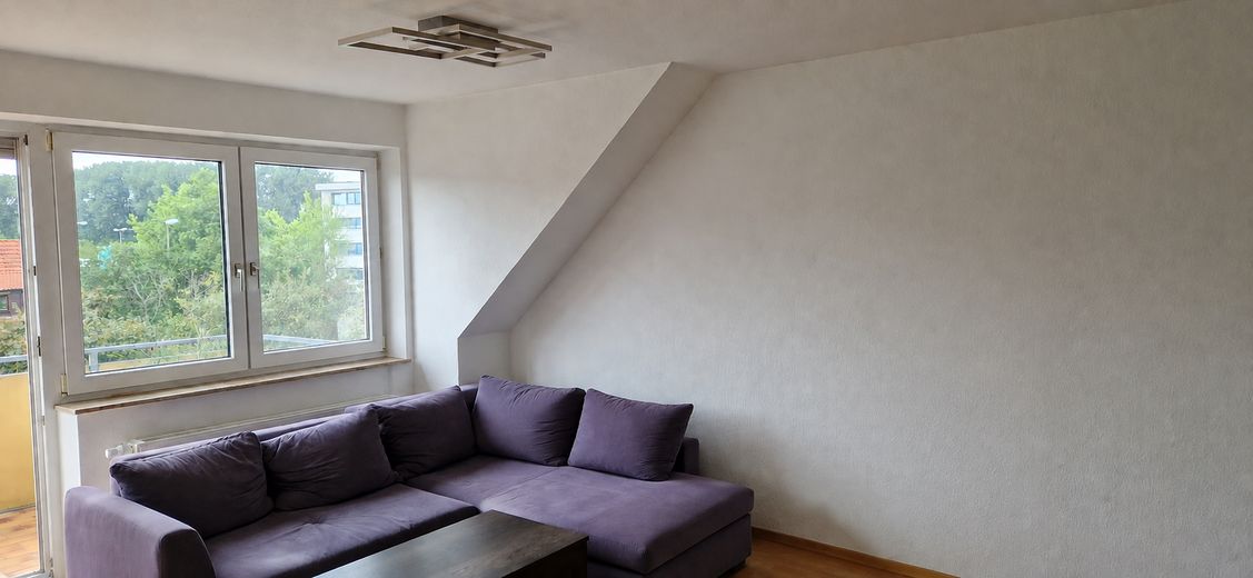 Attraente appartamento mansardato con balcone, posto auto e soffitta aggiuntiva – Wohnzimmer