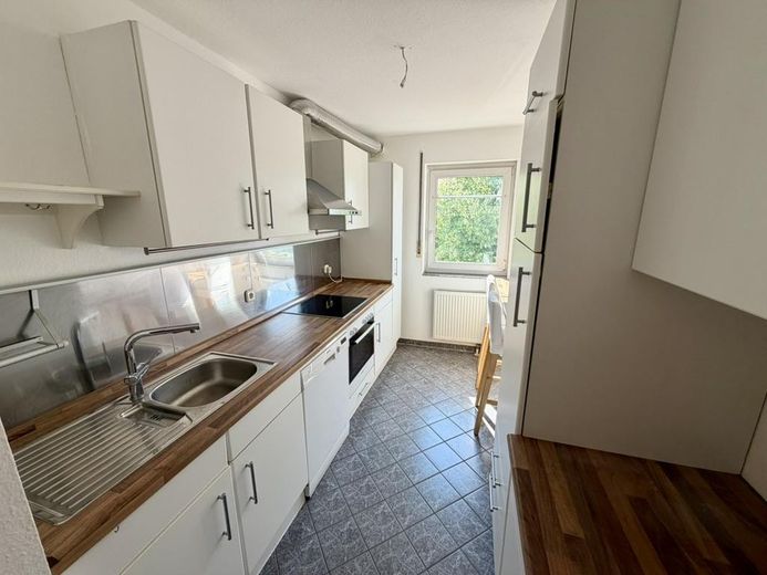 Provisionsfrei & erbpachtfrei: Helle 3-Zimmer-Wohnung mit zwei Balkonen im Frankfurter Bogen – Separate Küche im Istzustand