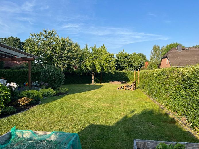 Charming end-terrace house with generous plot in Kaltenkirchen – Garten mit Anbau links