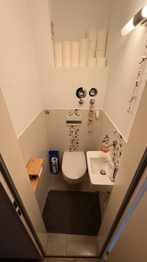 Klimatisiertes Raumwunder: Renovierte 4-Zimmer-Wohnung mit 2 Balkonen & 2 Garagen – WC