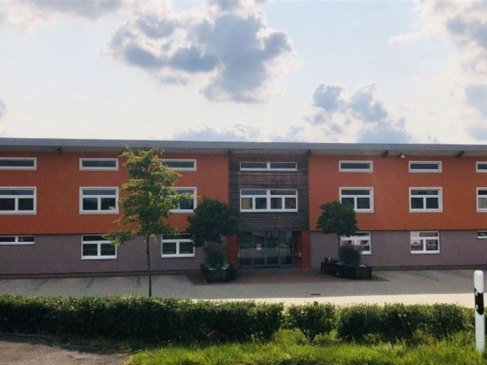 Built in 2010 ** Flexible commercial office building ** many parking spaces – Photo 1