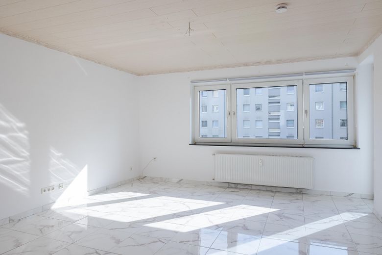 Wie neu: Modernisierte 3-Zimmer-Wohnung mit hochwertiger Küche in ruhiger Lage. – Wohnzimmer