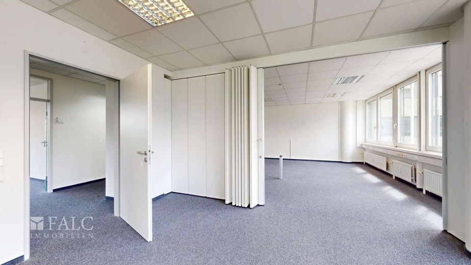 Modernisiertes Büro im 1.OG mit 10 TG-Stellplätzen / neben ADAC – Büro mit Faltwand