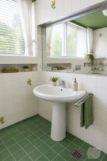 "Ein Traum von Zuhause auf 1.190 m² Grundstück - Großzügigkeit, Ruhe und Potenzial vereint". – Badezimmer