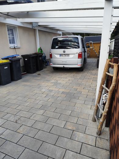 Charmantes Einfamilienhaus in ruhiger 2. Reihe – Stellplätze