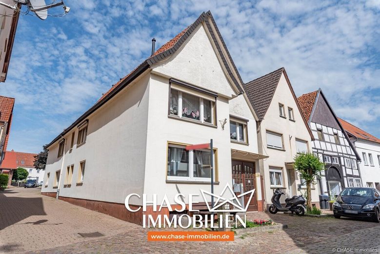Renditestarkes Mehrfamilienhaus in Blomberg mit TOP-Faktor - zentral, solide und vollvermietet! – Außen - Hauseingang seitlich