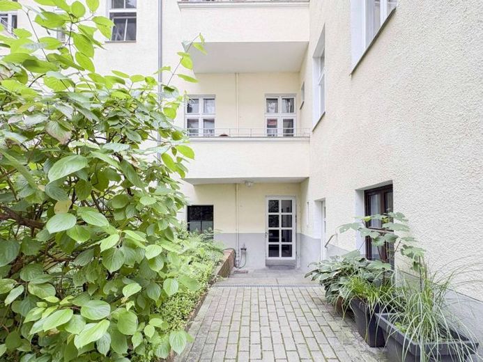 Direct beschikbare 2-kamerwoning met balkon, rustig gelegen in een tuinachtige omgeving en met stadsverwarming in Friedenau – Foto 1