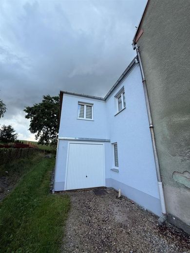 Günstiges EFH mit Terrasse, Garage, Dusche und sonnigem Grundstück am grünen Ortsrand – Garage