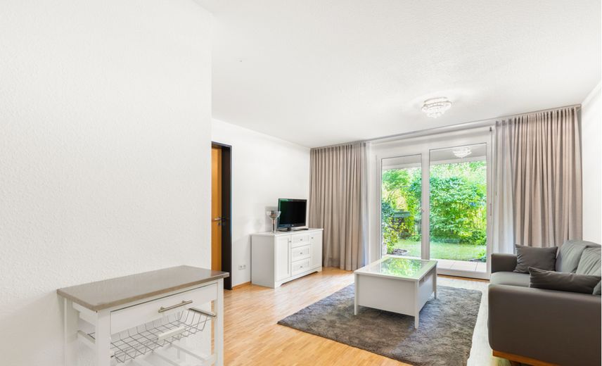 Ruhige möblierte 2-Zimmer-Gartenwohnung mit Terrasse in Frankfurt Nordend-West – Wohnzimmer