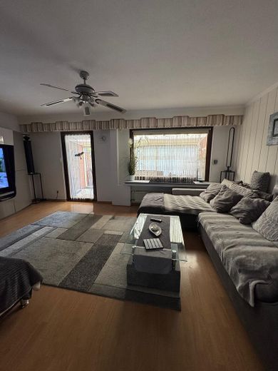 Gepflegtes Reihenmittelhaus mit Wintergarten, Sauna und schönem Garten in ruhiger Wohnlage – Wohnzimmer