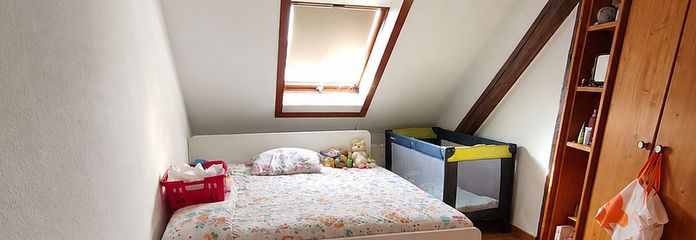 स्टेशन के पास शांत, साझा आवास के लिए उपयुक्त अपार्टमेंट – Schlafzimmer mit Einbauschrank