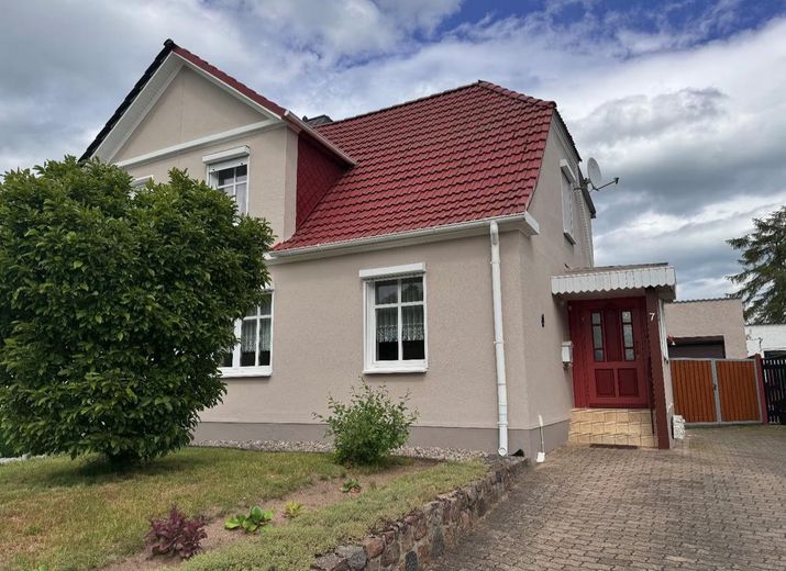 Straßenansicht mit Vorgarten 