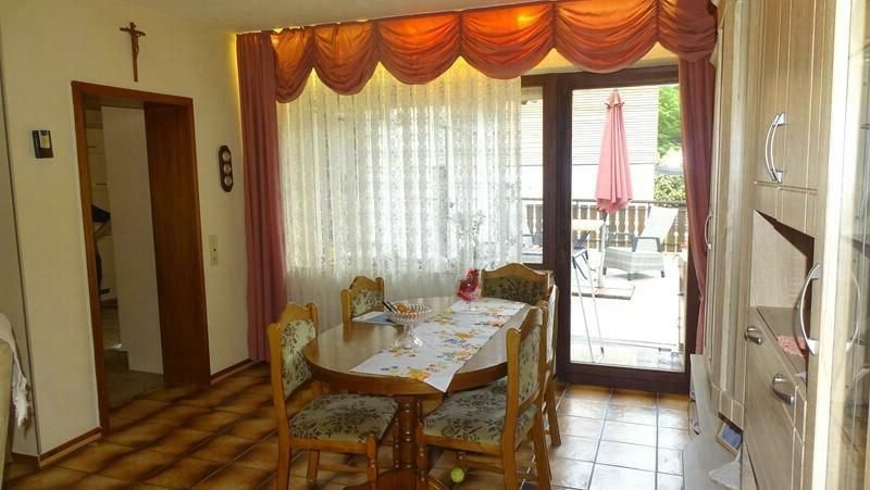 Großes Einfamilienhaus in ruhiger, gepflegter Wohnlage, mit schönem Garten und großem Balkon – Wohnzimmer zum Balkon