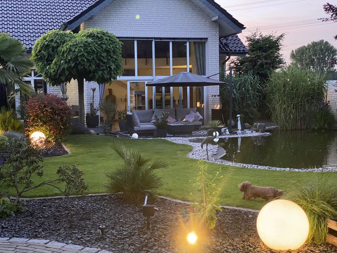 Exklusives Einfamilienhaus mit Wellnessgarten – Wohnen auf höchstem Niveau – Rückansicht
