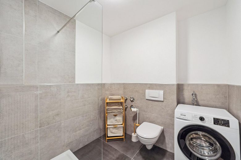 Appartamento esclusivo arredato e ristrutturato, cucina abitabile, balcone e posto auto in garage sotterraneo – Badezimmer