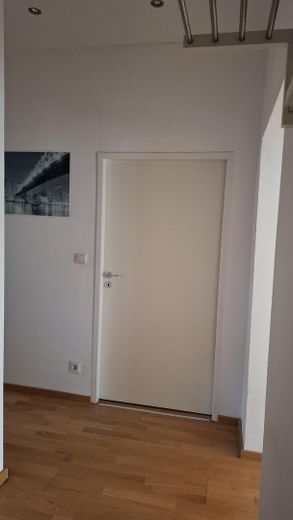 Bezugsfreie ETW, 2 Zimmer, 60qm, provisionsfrei, direkt v. Eigentümer – Tür zum Schlafzimmer