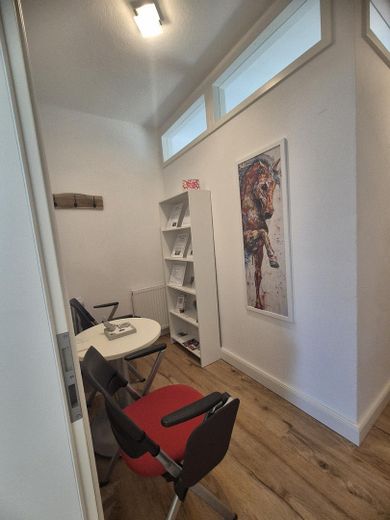Elegante casa bifamiliare ristrutturata con terreno edificabile urbanizzato a Diemelsee-Adorf – Wartebereich/Flur 1. OG