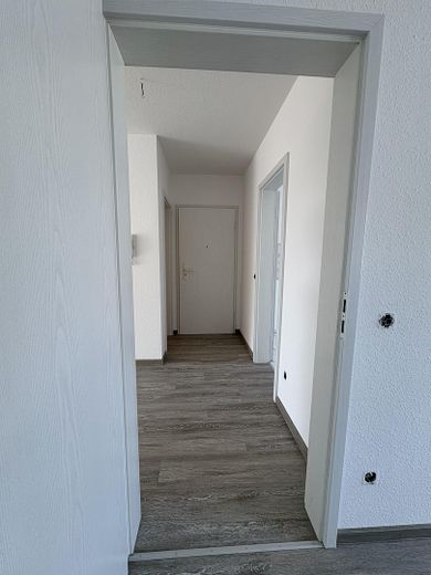 2-Zimmer-Wohnung, Balkon, Küche, Bad, HWR, Keller, nahe Südbahnhof – Blick auf Flur aus Schlafzimme