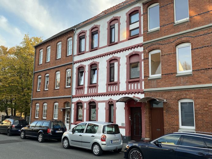 Moritzberg: 4,5-Zimmer-Maisonette-Wohnung mit Balkon und Garten – Strassenansicht