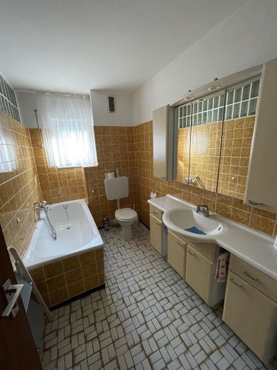 Bad mit großem Spiegelschrank 