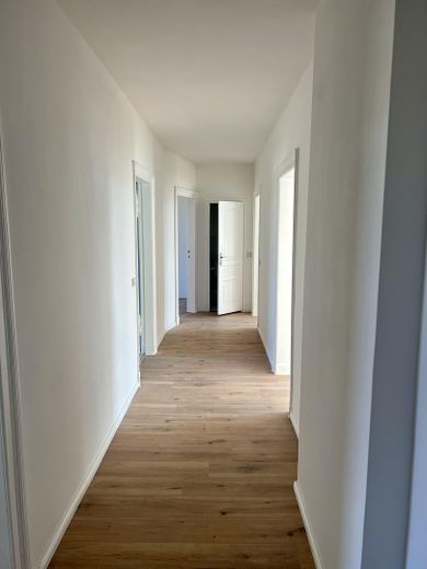 3-Zimmer-Whg, frisch modernisiert, Dusch-Wannenbad, Gäste WC, große Küche – Flur