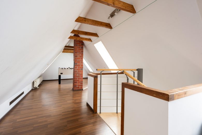 Family home with sauna, practice, cold room, barbecue hut, photovoltaic system and large garden in Horn-Lehe – Dachboden