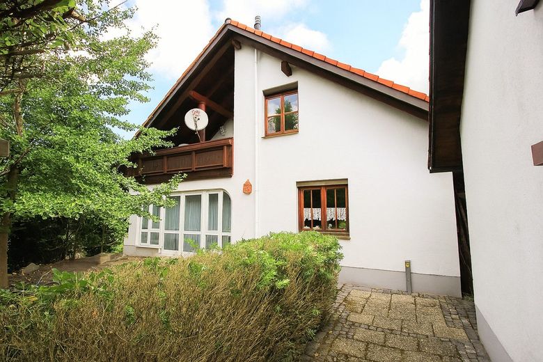 Familienfreundliches Einfamilienhaus in ruhiger Lage mit eingewachsenem Garten und Ausbaureserve – Hausansicht