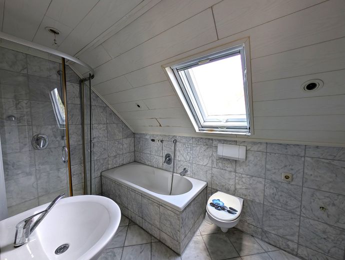 Ohne Provision - Freie 5 Zimmer Wohnung in ruhiger Lage, Garage, Balkon – Bad aktuell