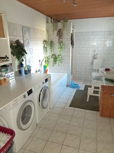 Zweifamilienhaus mit Werkstatt in zentraler Lage. – EG Bad