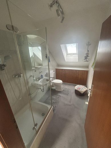 Raum für Familie – Charmantes Einfamilienhaus mit Terrasse und Vollkeller – Bad OG