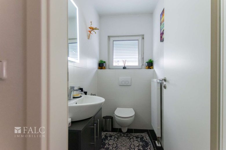 Modernes Familienglück mit großem Garten, Wintergarten &amp; Ausbaupotenzial – Gäste-WC