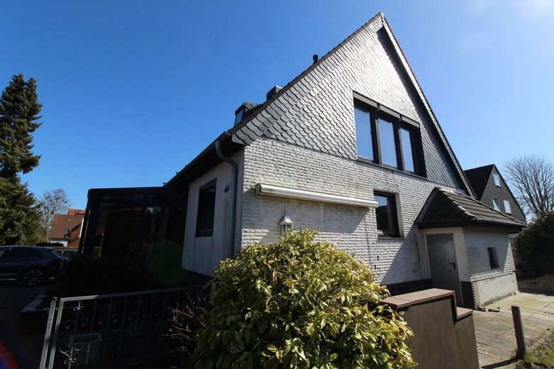 Individuelles, ruhiges Einfamilienhaus mit Einliegerwohnung, Wintergarten, Kamin, Vollkeller&amp; Garage – 5 - Giebelansicht mit Kelleraußentreppe