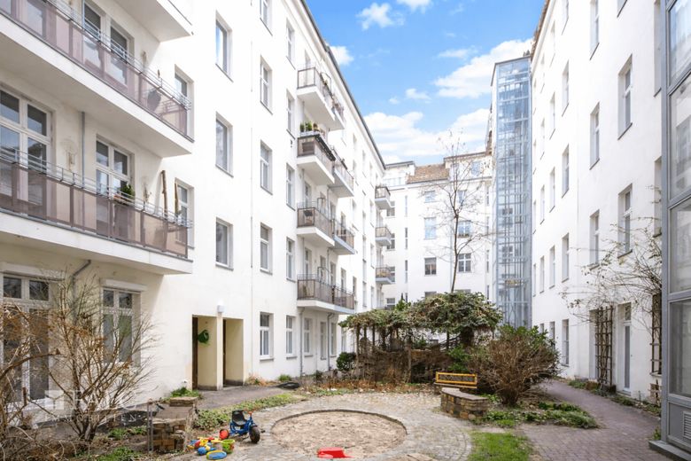 Zentrale Lage, sichere Mieteinnahmen - Gepflegte Wohnung als Investment – Innenhof
