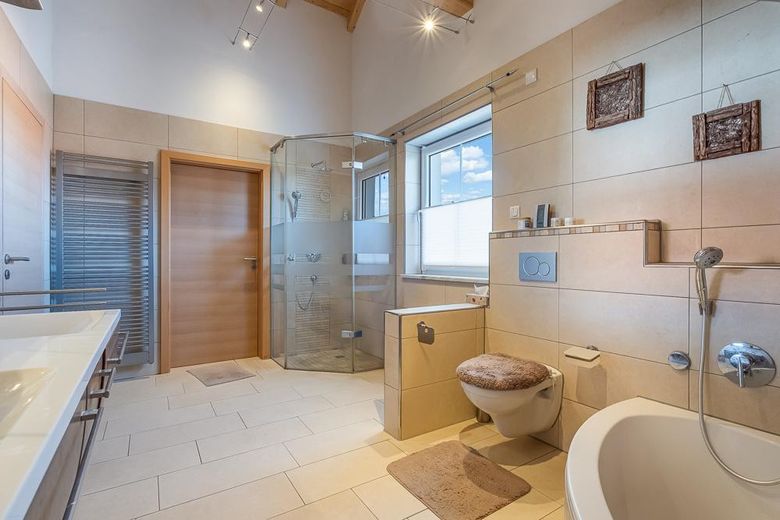 Badezimmer mit Glasdusche