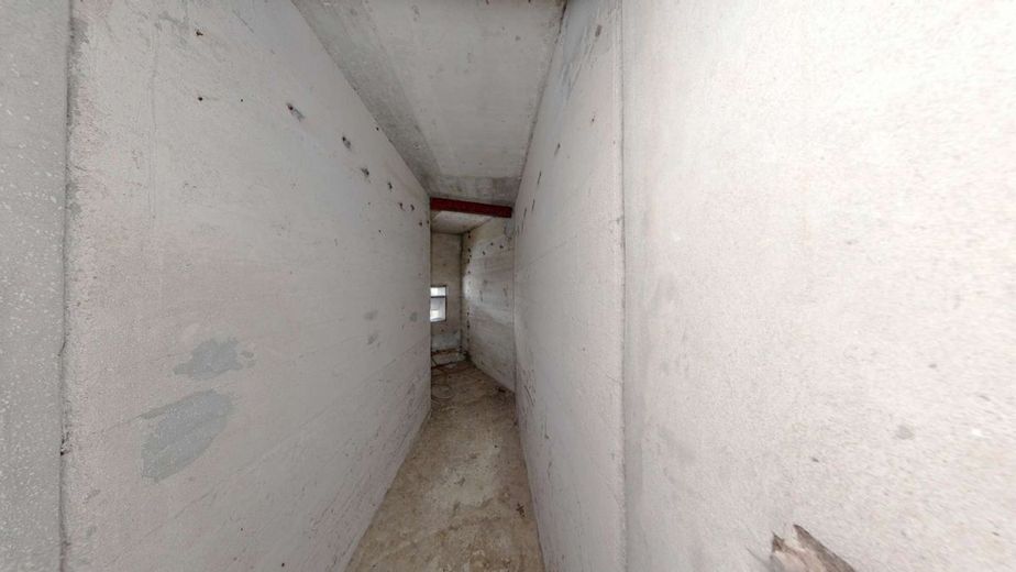 Provisionsfreier Denkmal Bunker mit Südausrichtung Erschlossen &amp; Ideal für visionäre Gewerbeprojekte – Gang mit Fenster zur Bunkerhalle