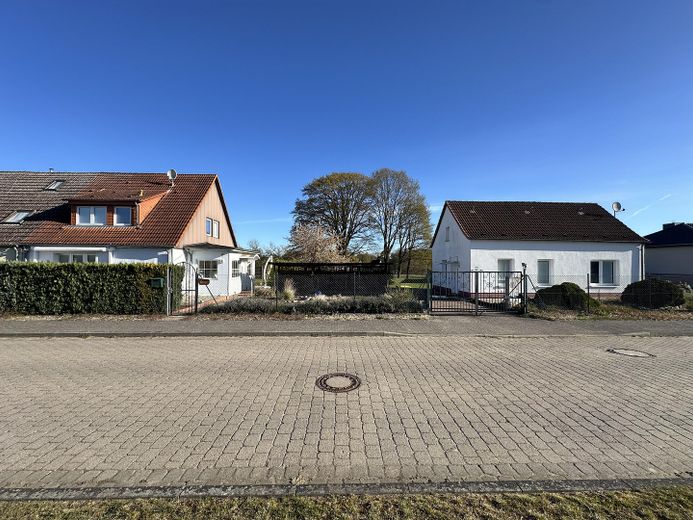 लगभग 1.561 m² पर दो घर – बहु-पीढ़ी के साथ रहने के लिए आदर्श – Straßenansicht