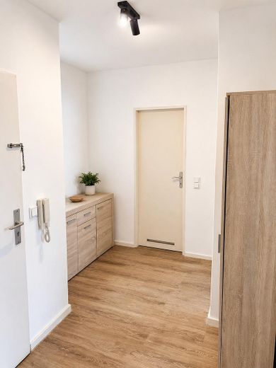 Möblierte 2 Zimmerwohnung mit Balkon in Neu Isenburg zentral – Flur Eingang Garderobe