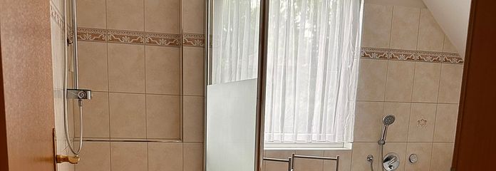 Bad mit Wanne und Dusche, OG