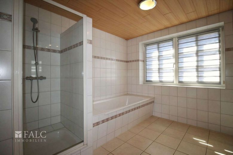 +++ Natur pur &amp; Elbnähe: Großzügige Wohnung zur Miete +++ – Badezimmer