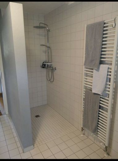 Ihr privates Zuhause in Weilheim – großzügiger Garten, stilvolles Wohnen & viel Privatsphäre – Bad OG barrierefrei