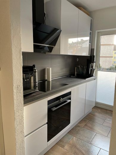 Attraktive 3-Zimmer Wohnung mit Balkon in zentraler Lage – Küche 1